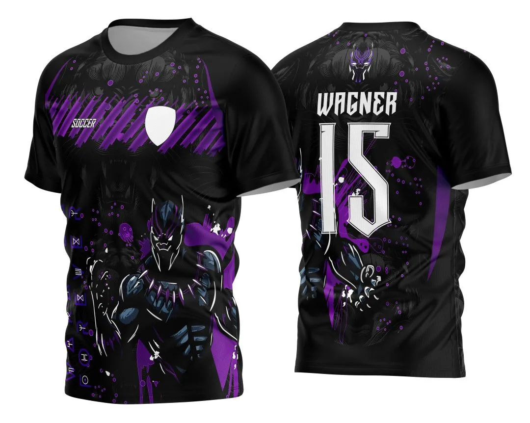 Camiseta unissex preta com logo no peito e estampa grande nas costas com tema Pantera Negra para Interclasse 2024-2025, design impactante e moderno.