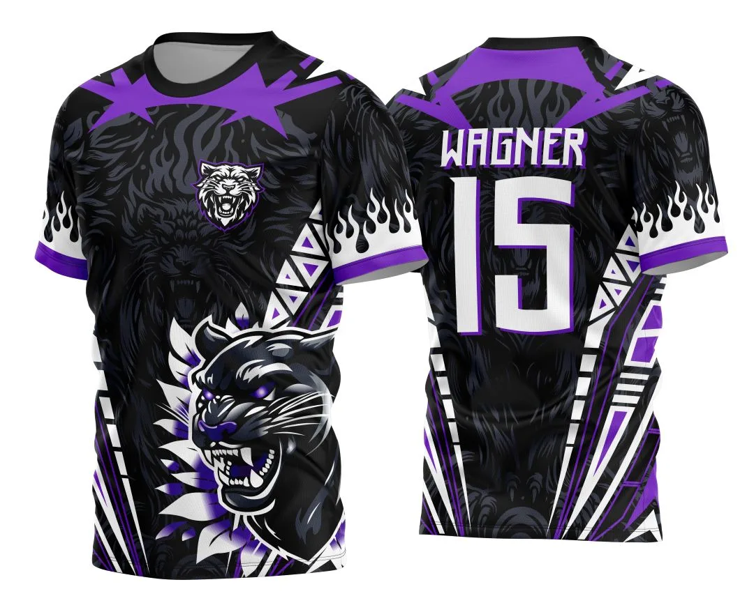 Camiseta unissex preta com logo no peito e estampa grande nas costas mostrando Pantera Roxa 2024 com folhas, ideal para fãs do interclasse e estilo moderno.