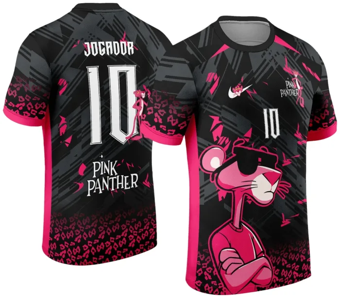 Camiseta unissex preta com logo no peito e estampa grande nas costas da Pantera Cor de Rosa, ideal para fãs do desenho e eventos interclasse.