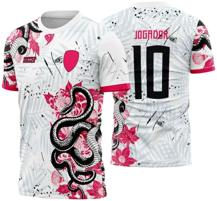 Camiseta unissex preta com logo no peito e estampa grande nas costas com tema Cobra Floral 2024, destacando uma cobra entre flores coloridas, estilo moderno e vibrante.