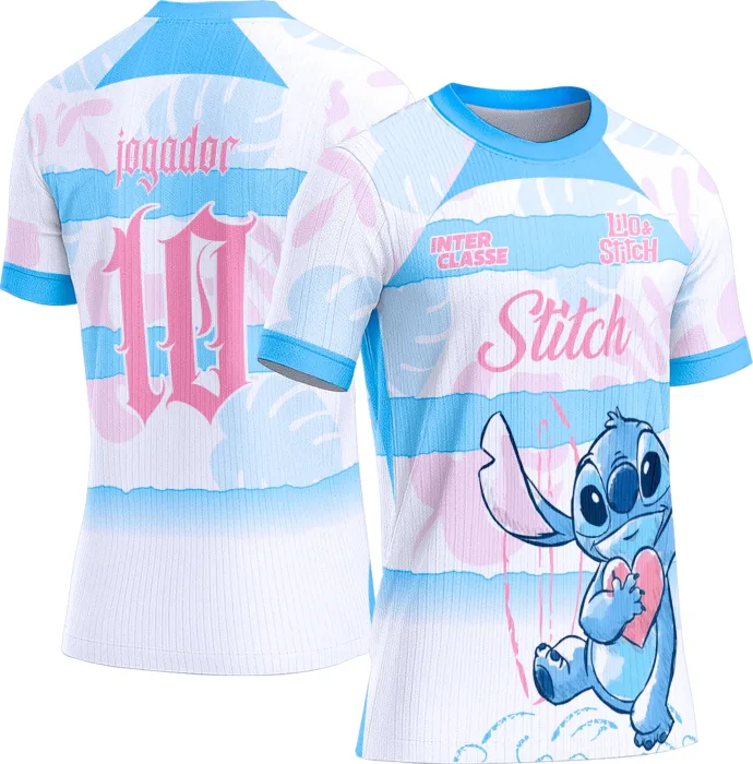 Camiseta unissex branca com logo no peito e estampa grande nas costas com tema Interclasse 834 Lilo e Stitch, perfeita para fãs do desenho, visual moderno e descontraído.