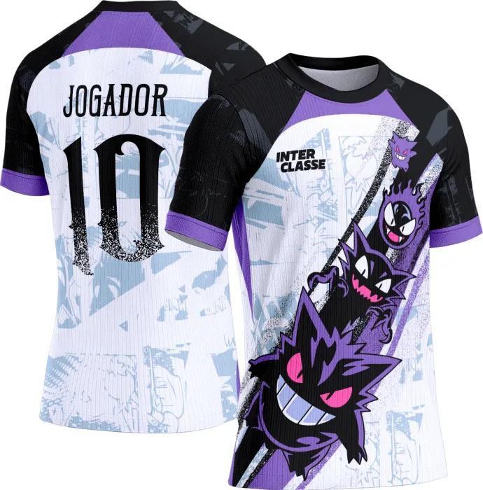 Camiseta unissex preta com logo no peito e estampa grande nas costas mostrando o personagem Gengar do Pokémon, design vibrante e estiloso perfeito para fãs da franquia.