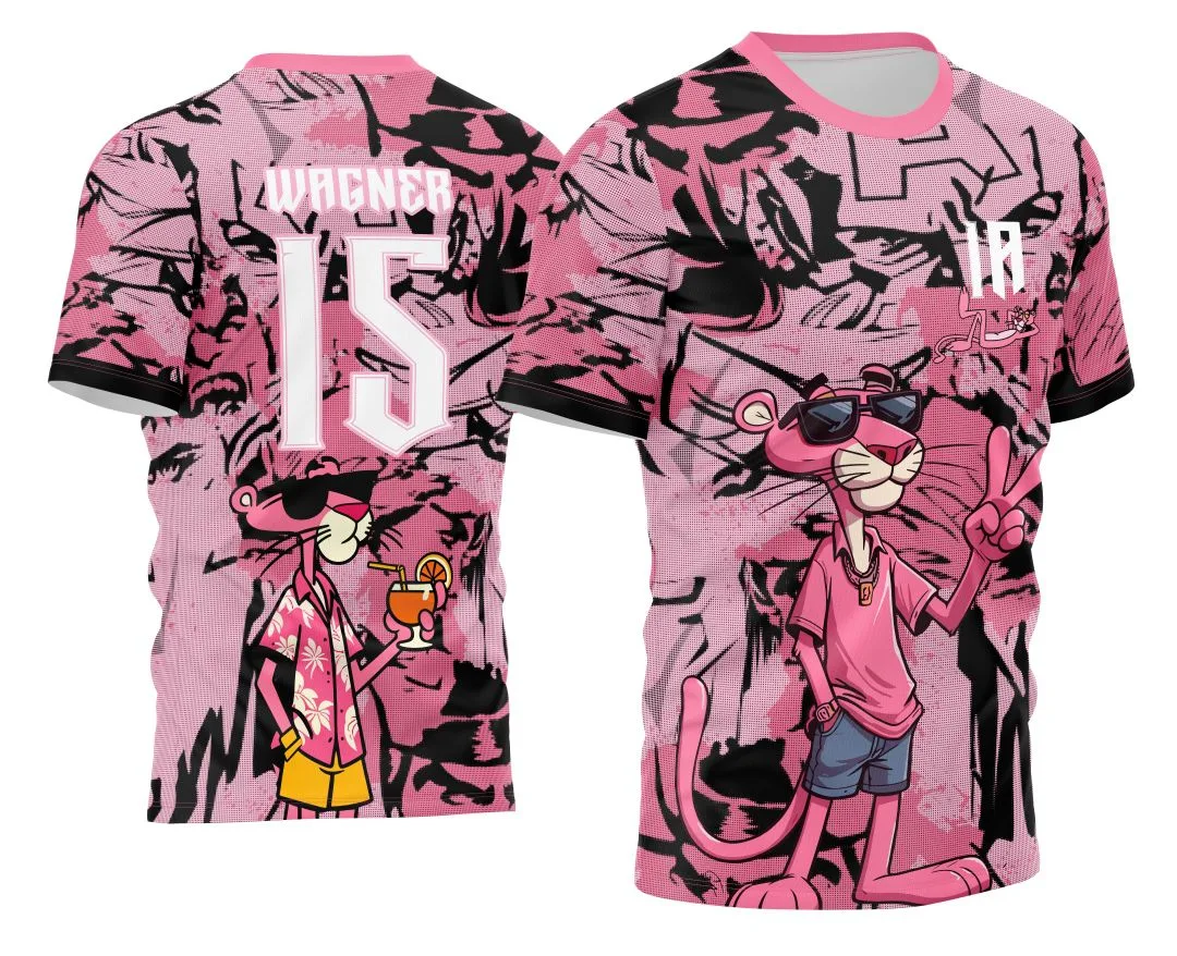 Camiseta unissex preta com logo no peito e estampa grande nas costas com tema Pantera Cor de Rosa, interclasse e desenho 2024, modelo 2, design moderno e vibrante.