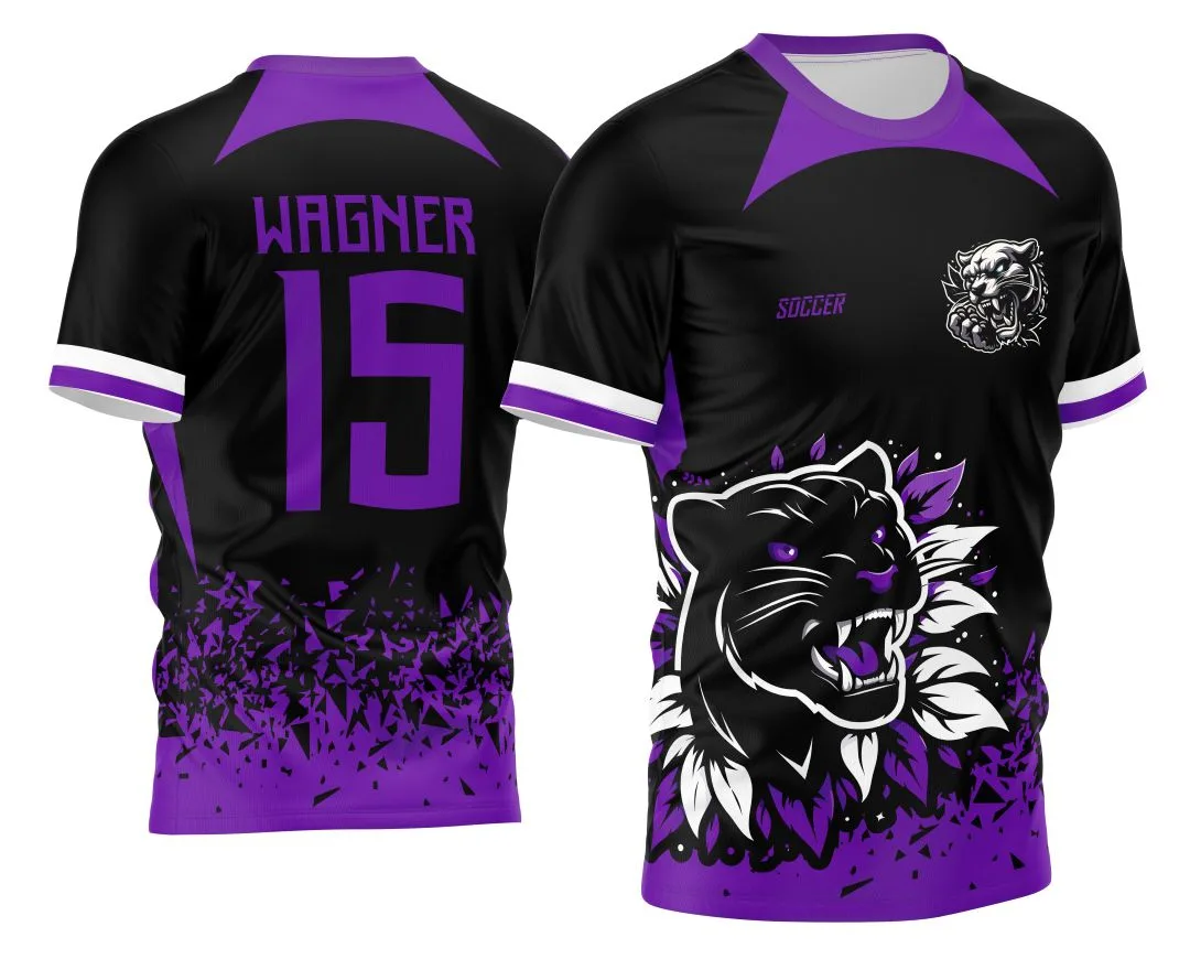 Camiseta unissex preta com logo no peito e estampa grande nas costas da Pantera Roxa 2024, destaque para o estilo interclasse moderno e vibrante.