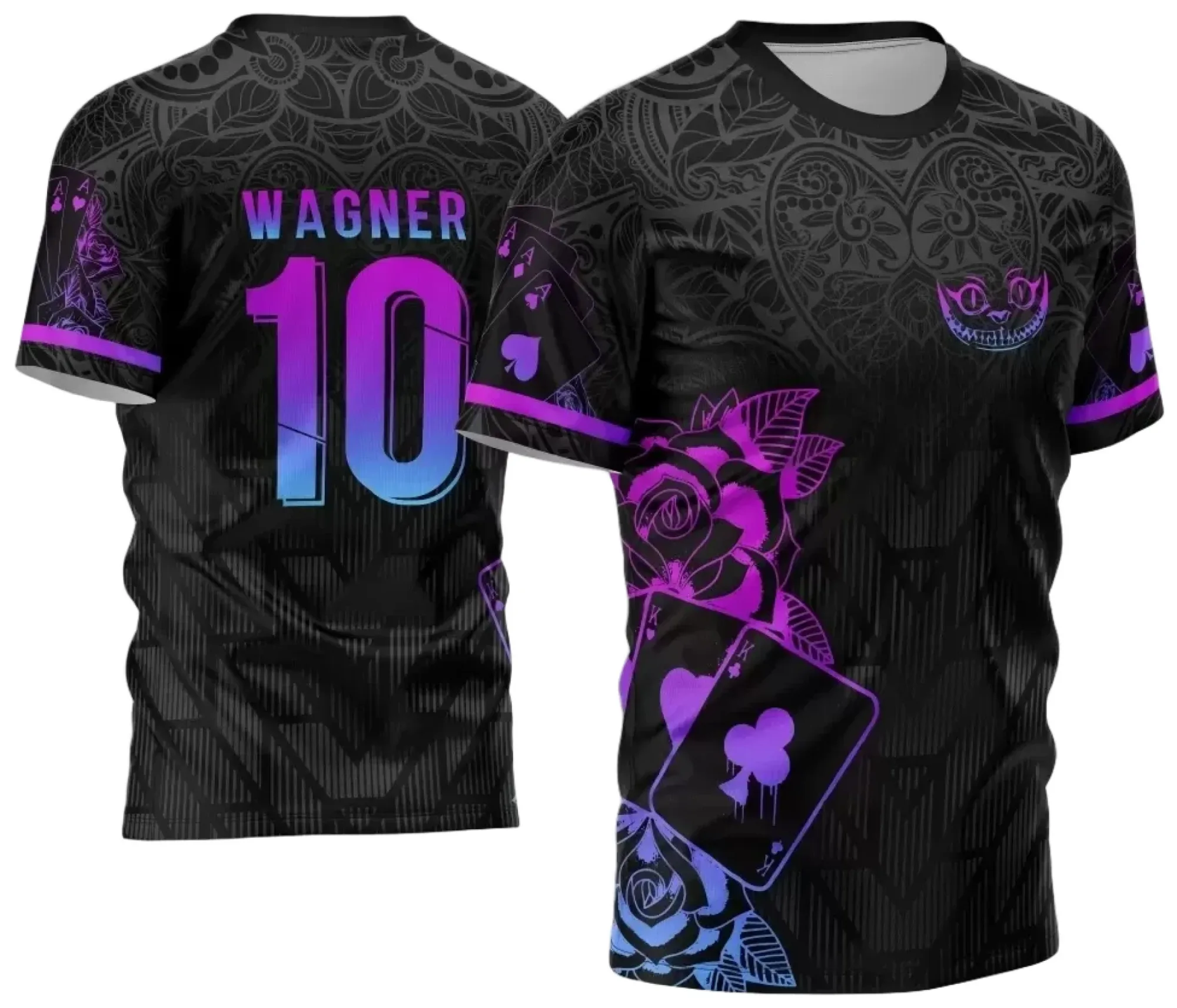 Camiseta unissex preta com logo no peito e estampa grande nas costas mostrando cartas naipes e tema futebol interclasse, estilo moderno e vibrante.