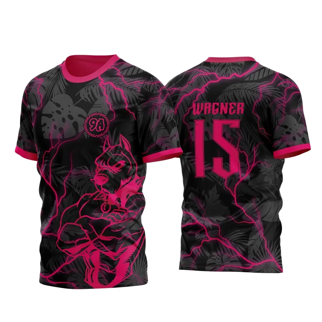 Camiseta unissex preta com logo no peito e estampa grande nas costas mostrando design PitBull com raios cor rosa, tema InterClasse 2025, perfeita para quem busca estilo marcante e moderno.