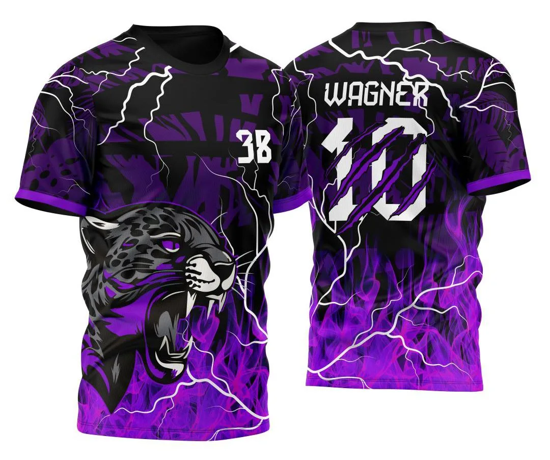 Camiseta unissex preta com logo no peito e estampa grande nas costas, destacando o tema Camisa InterClasse Pantera Negra 2024 modelo 2, ideal para fãs do estilo moderno e marcante.