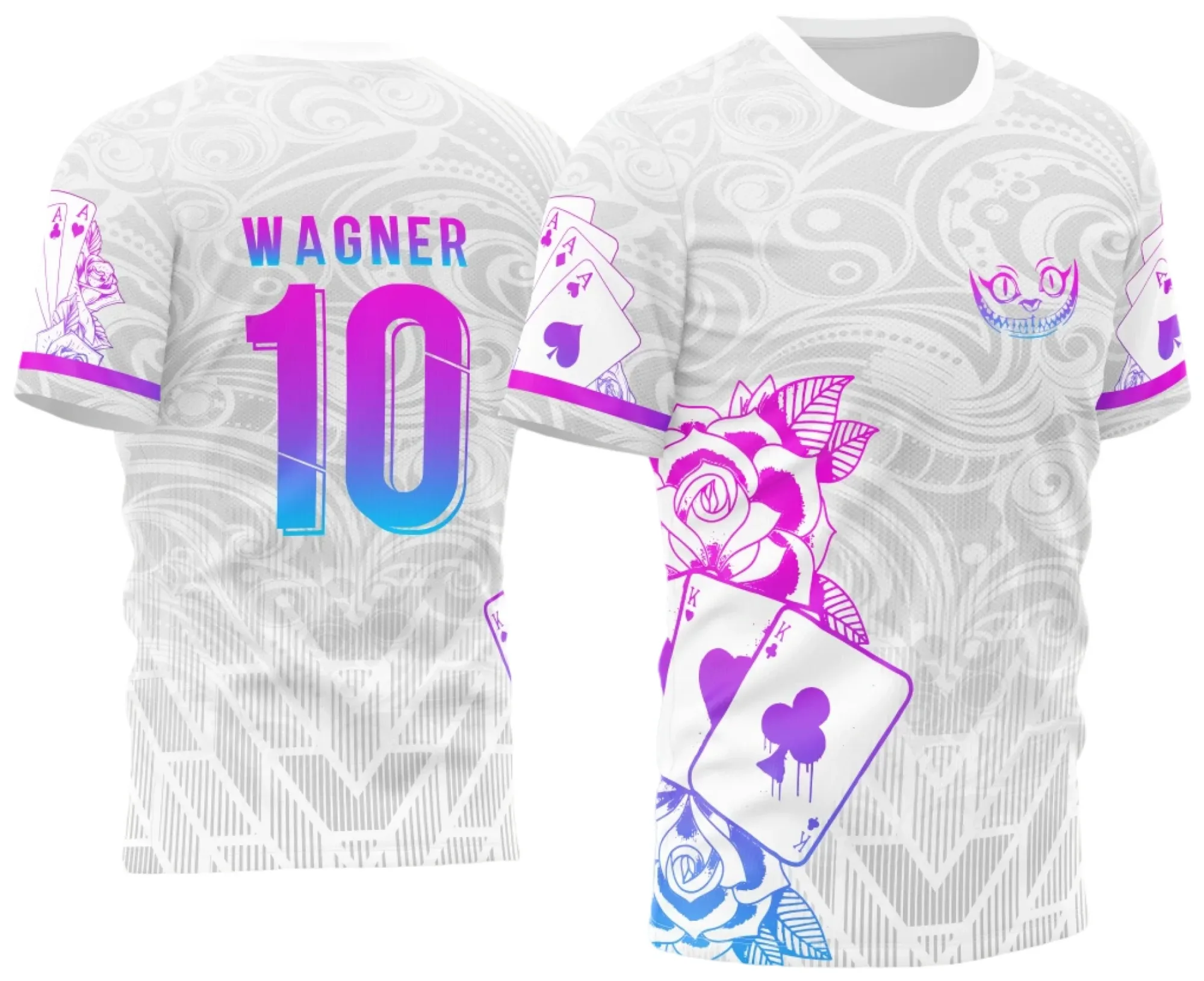 Camiseta unissex branca com logo no peito e estampa grande nas costas temática da carta naipe 2023, design moderno para quem busca estilo único e marcante.