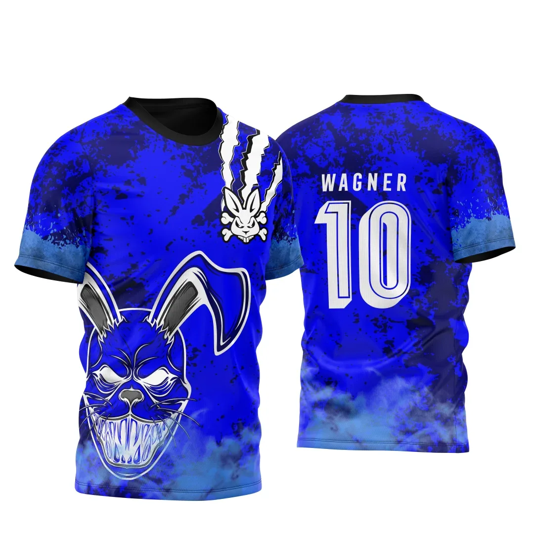 Camiseta unissex preta com logo no peito e estampa grande nas costas mostrando Coelho do Game Feroz em tom azul, tema InterClasse 2023.