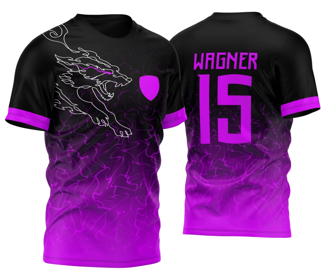 Camiseta unissex preta com logo no peito e estampa grande nas costas mostrando desenho de lobo e coiote em traço fino rosa, estilo moderno e urbano para quem gosta de design marcante.