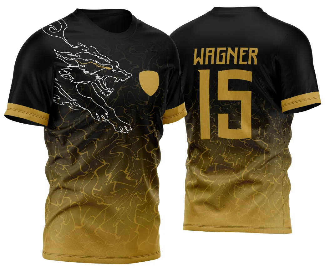 Camiseta unissex preta com logo no peito e estampa grande nas costas do Lobo Coiote em traço fino dourado, estilo InterClasse 2023 moderno e detalhado.