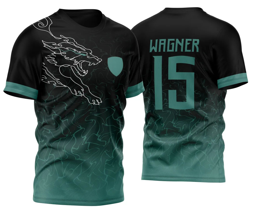 Camiseta unissex com logo no peito e estampa grande nas costas mostrando Lobo Coiote em traço linha 2023 na cor verde, base preta, estilo moderno e arrojado.