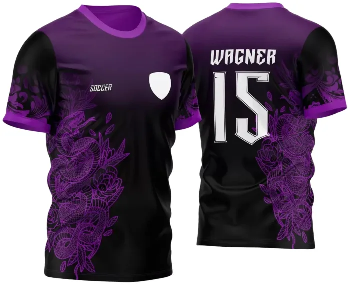 Camiseta unissex preta com logo no peito e estampa grande nas costas, detalhando cobra com flores em tons de rosa, perfeita para fãs de designs únicos e vibrantes.