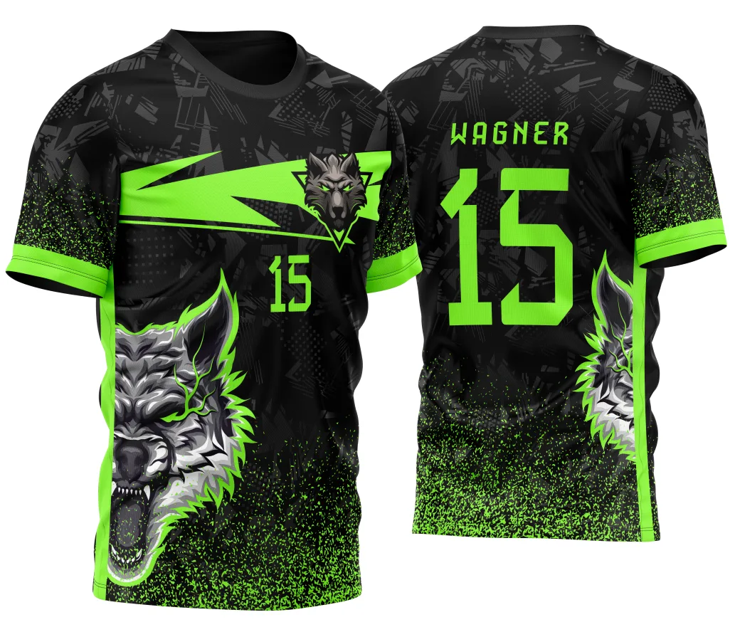 Camiseta unissex preta com logo no peito e estampa grande nas costas, destacando o design do Lobo Alfa em preto e verde, perfeito para quem busca estilo e atitude.