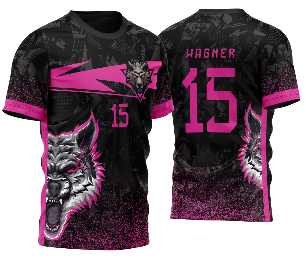 Camiseta unissex preta com logo no peito e estampa grande nas costas apresentando design de Lobo Alfa em preto e rosa, ideal para quem procura estilo marcante e confortável.