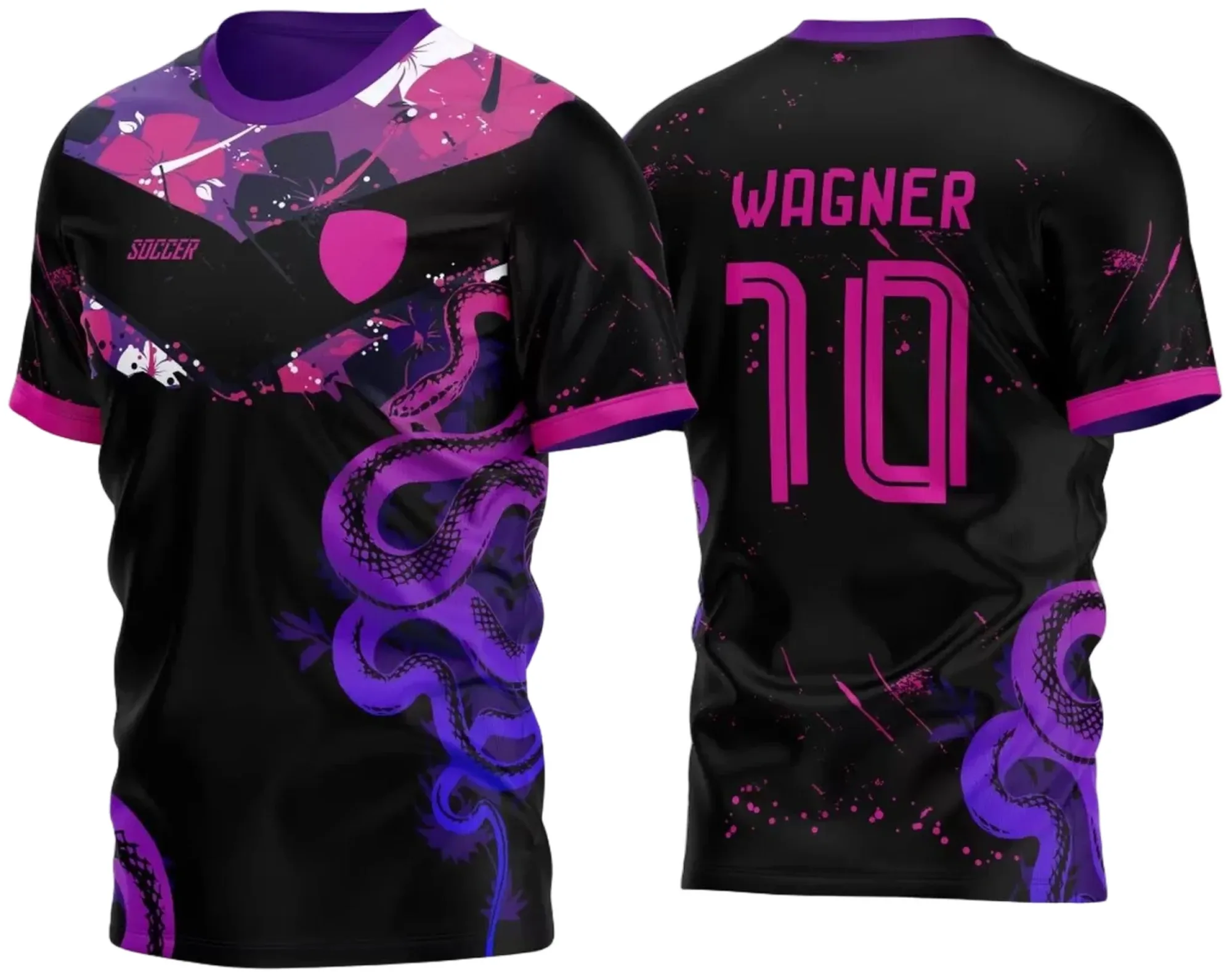 Camiseta unissex preta com logo no peito e estampa grande nas costas apresentando flores e cobras interligadas, perfeito para quem busca estilo marcante e moderno na InterClasse 2023.