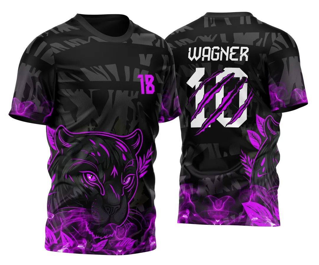 Camiseta unissex preta com logo no peito e estampa grande nas costas mostrando Pantera Negra com traços rosa e garras, tema InterClasse 2023.