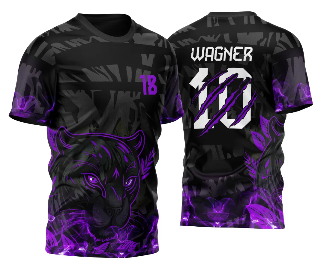 Camiseta unissex preta com logo no peito e estampa grande nas costas apresentando Pantera Negra com traços roxos e garras em destaque, visual impactante e moderno para fãs do tema.