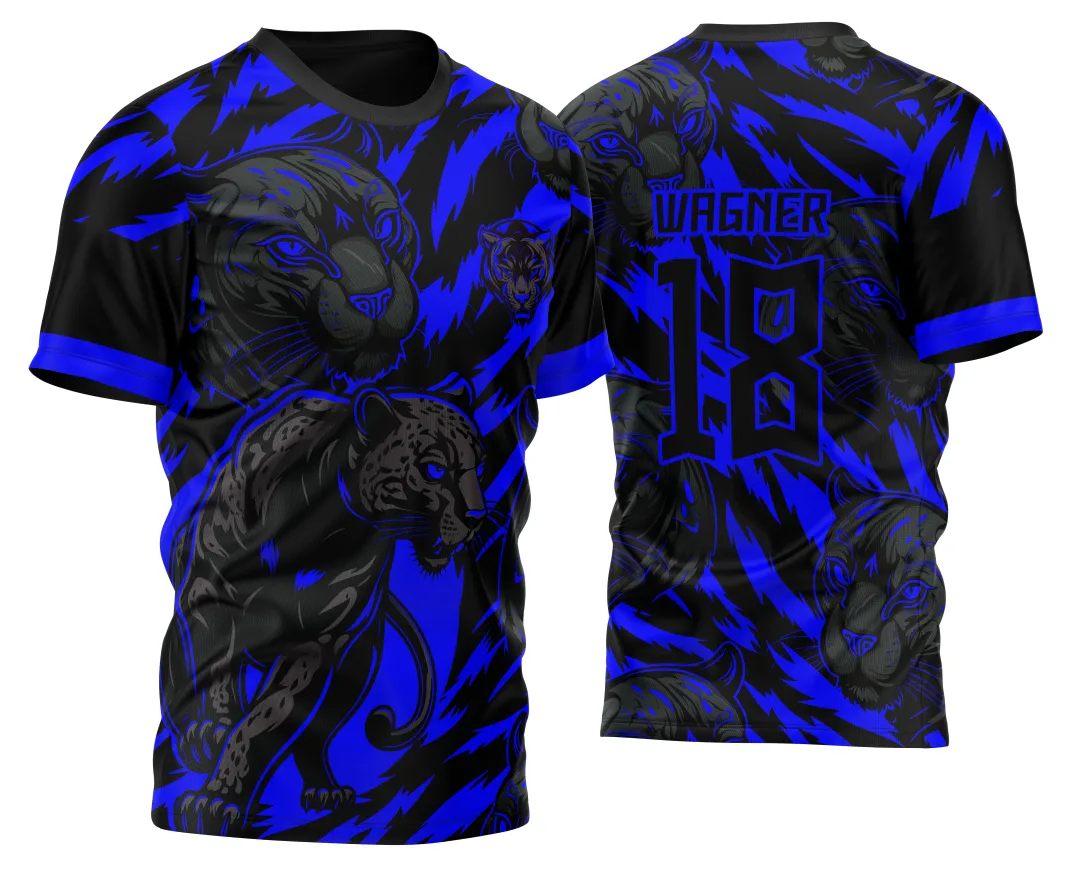 Camiseta unissex preta com logo no peito e estampa grande nas costas mostrando Pantera Negra sobre fundo de tigre em azul vibrante, perfeita para fãs do tema InterClasse 2023.