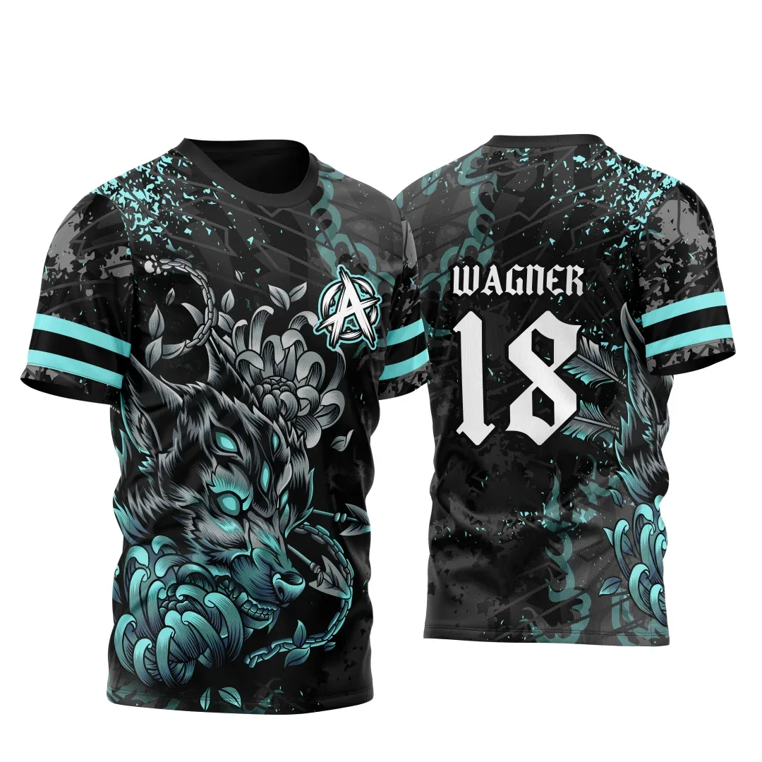 Camiseta unissex preta com logo no peito e estampa grande nas costas com tema Coiote Feroz com Flechas, design moderno e impactante para uso casual e eventos.