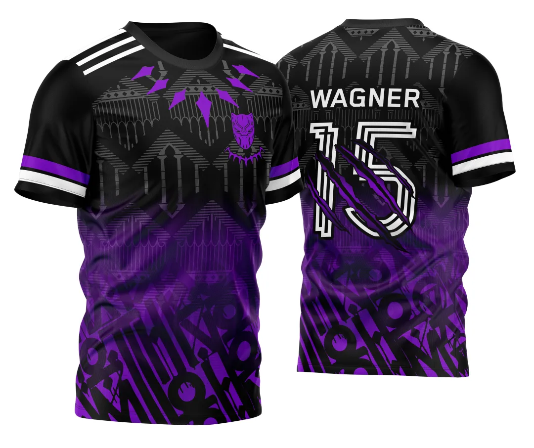 Camiseta unissex preta com logo no peito e estampa grande nas costas, mostrando o tema Pantera Negra em efeito degrade com pintura estilizada.