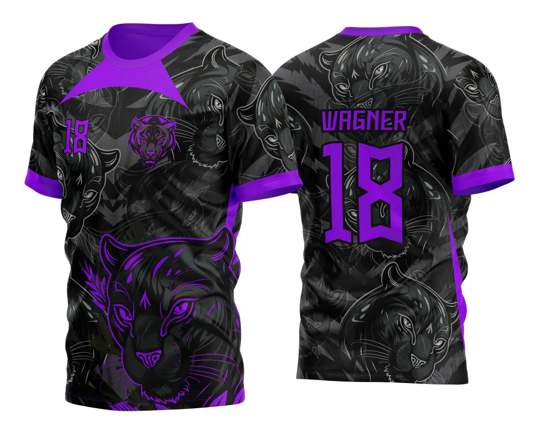 Camiseta unissex preta com logo no peito e estampa grande nas costas inspirada em Pantera Negra Padrão 2023 Roxa, ideal para eventos InterClasse, estilo moderno e atraente.