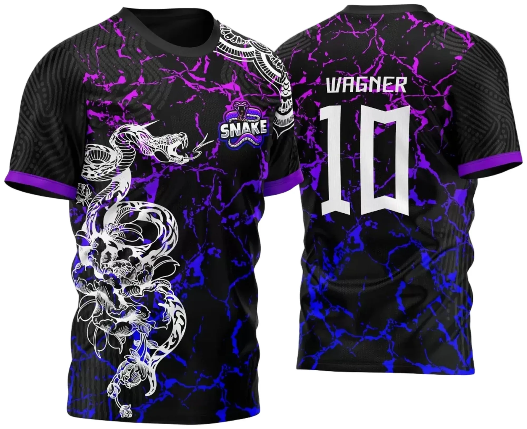 Camiseta unissex preta com logo no peito e estampa grande nas costas mostrando o tema Cobra Venenosa em Campo 2023, estilo futebol, design impactante e moderno.