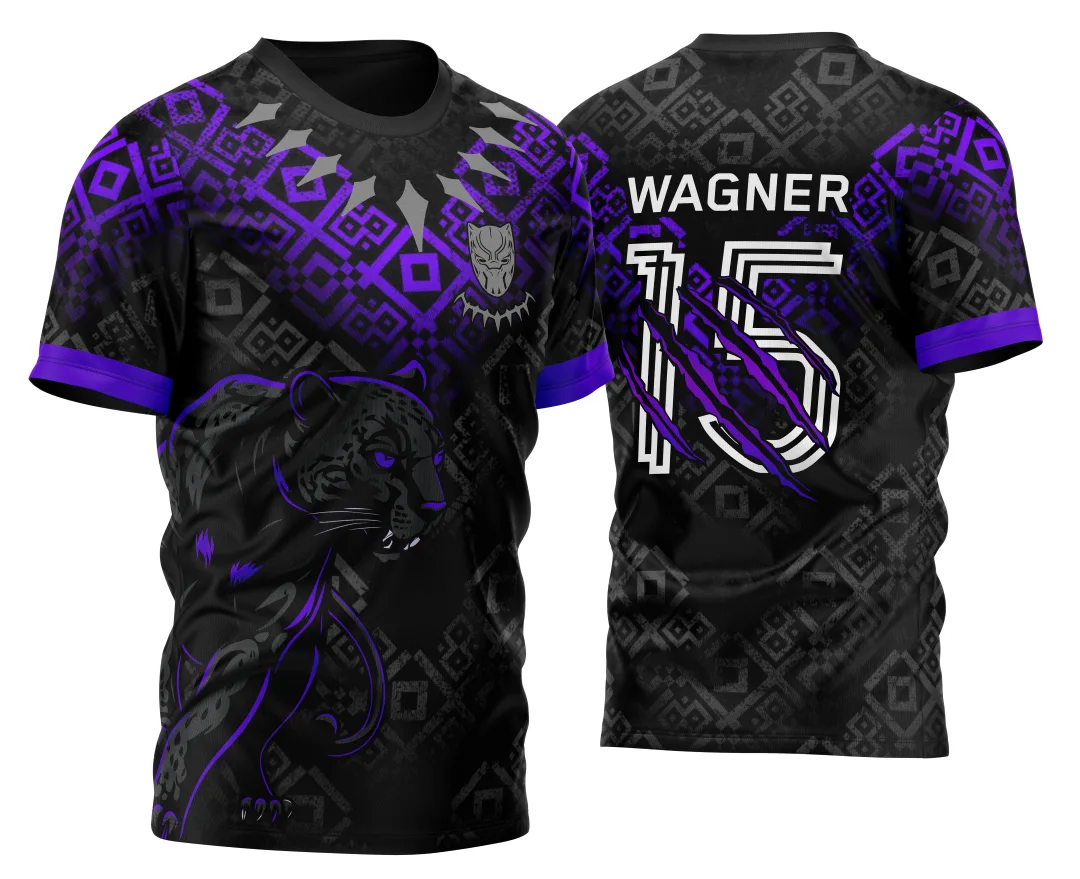 Camiseta unissex preta com logo no peito e estampa grande nas costas mostrando Pantera Negra com fundo geométrico e colar estilizado, design moderno e impactante