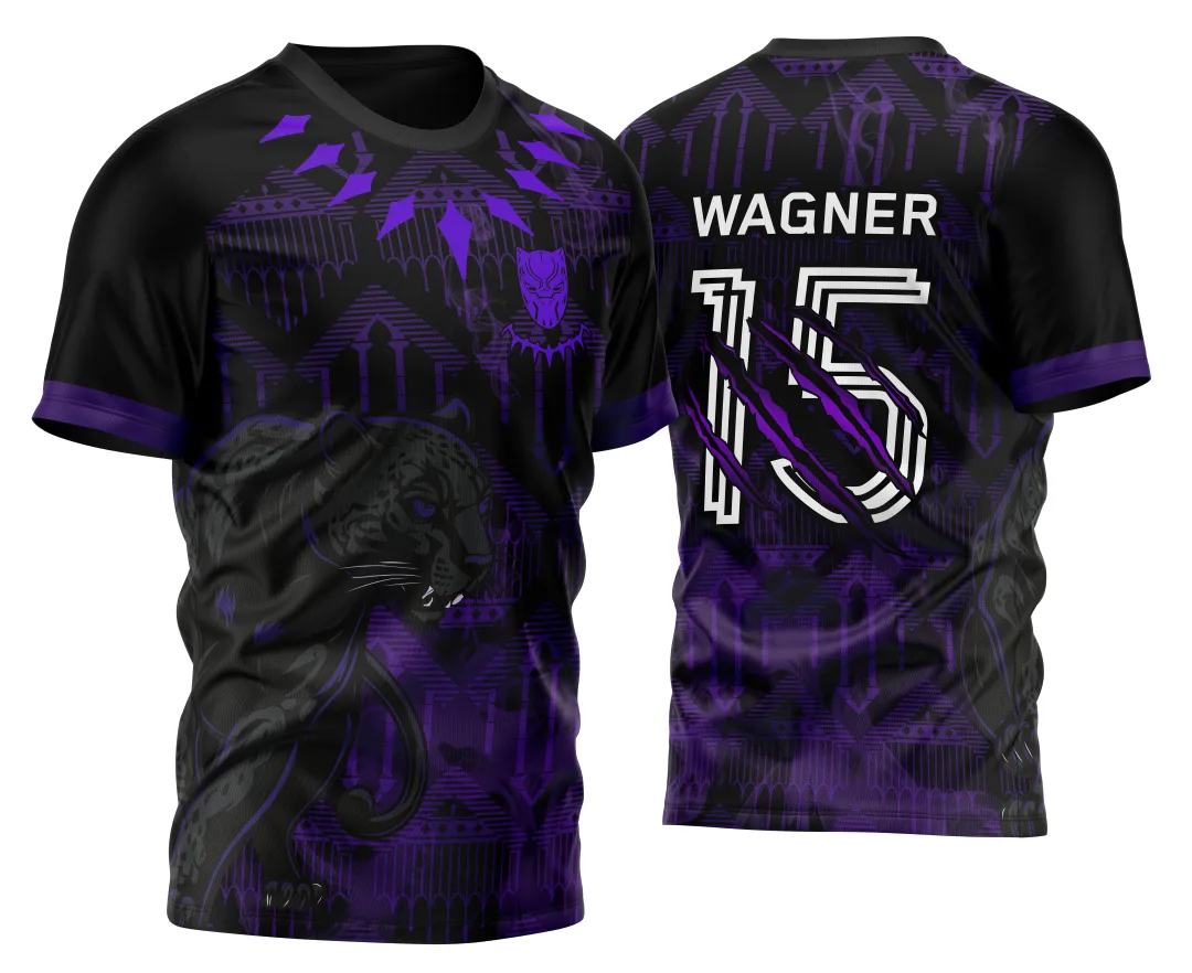 Camiseta unissex preta com logo no peito e estampa grande nas costas inspirada na Pantera Negra tribal e fumaça 2023, design moderno e marcante perfeito para fãs do estilo tribal.