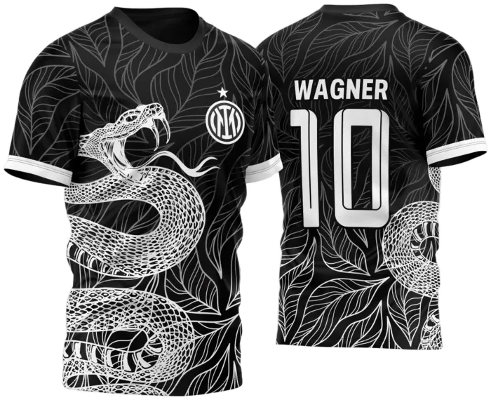 Camiseta unissex preta com logo no peito e estampa grande nas costas mostrando cobra em ataque entre folhas, estilo moderno InterClasse 2023.