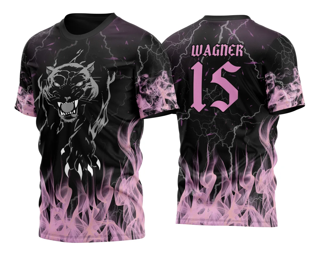 Camiseta unissex preta com logo no peito e estampa grande nas costas da Pantera Negra em fogo rosa claro, estilo marcante e moderno, perfeita para quem busca design ousado e vibrante.