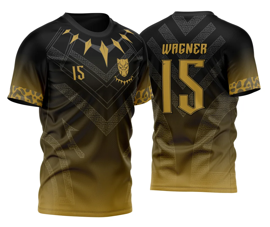 Camiseta unissex preta com logo no peito e estampa grande nas costas com o tema InterClasse Elegância da Pantera Negra, ideal para fãs de design marcante e estilo urbano.