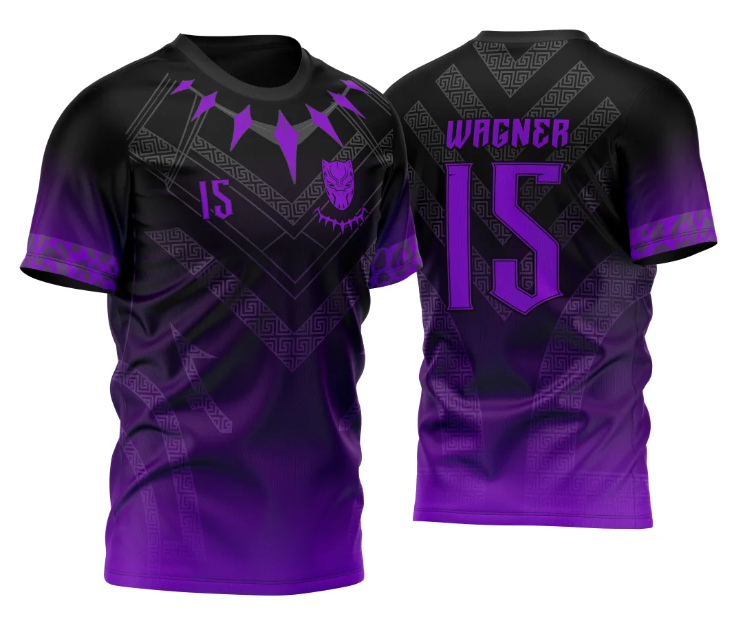 Camiseta unissex preta com logo no peito e estampa grande nas costas inspirada na Pantera Negra Guardiã, com design marcante e estilo urbano.