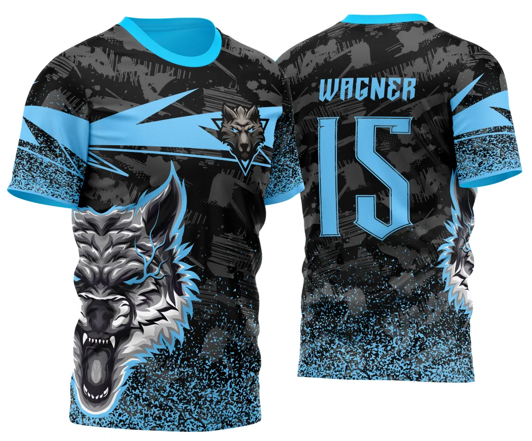 Camiseta unissex preta com logo no peito e estampa grande nas costas mostrando um lobo guerreiro imponente, perfeita para fãs do tema InterClasse Lobo Guerreiro