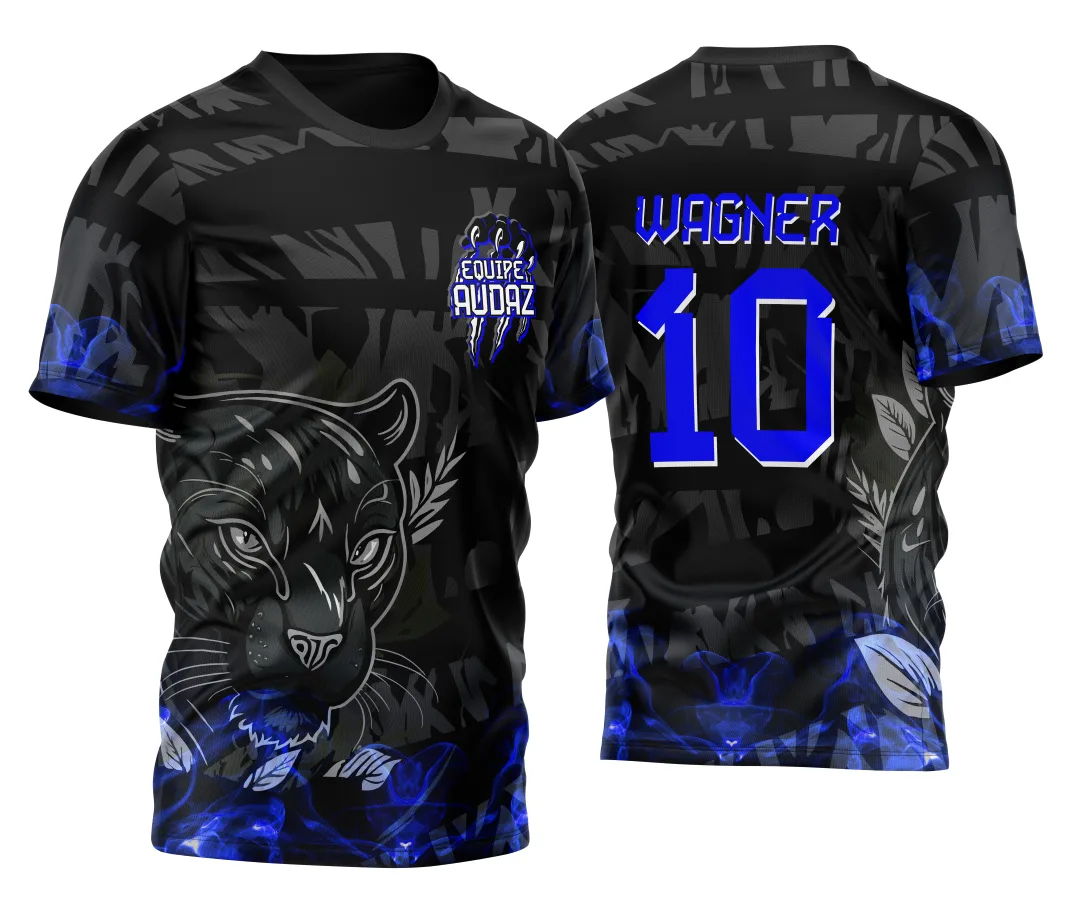 Camiseta unissex preta com logo no peito e estampa grande nas costas que traz o tema Pantera Negra Fumaça Azul, ideal para fãs e estilo urbano.