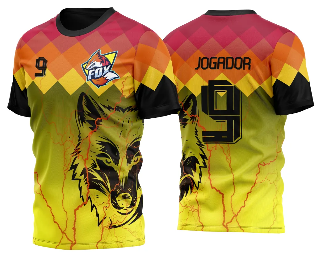 Camiseta unissex preta com logo no peito e estampa grande nas costas mostrando Lobo InterClasse Degrade em polígonos modelo 2, estilo moderno e marcante.