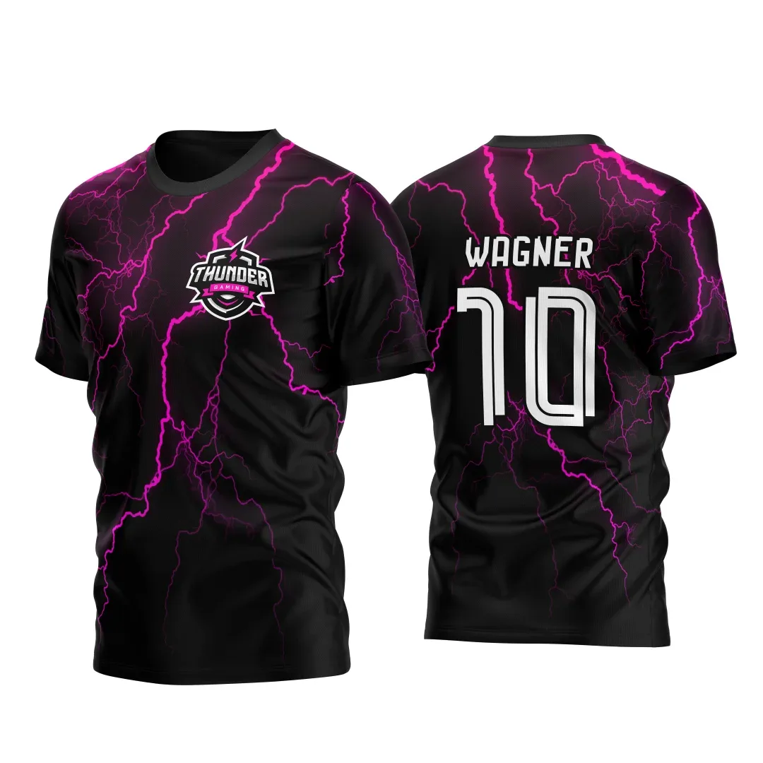 Camiseta preta unissex com logo no peito e estampa grande nas costas mostrando raios e relâmpagos em tons roxos, perfeita para quem curte estilo moderno e energia vibrante.