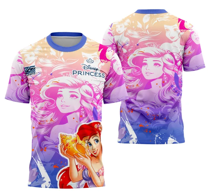 Camiseta unissex preta com logo no peito e estampa grande nas costas do personagem Ariel inspirada na série Disney, ideal para fãs e uso casual em eventos e dia a dia.