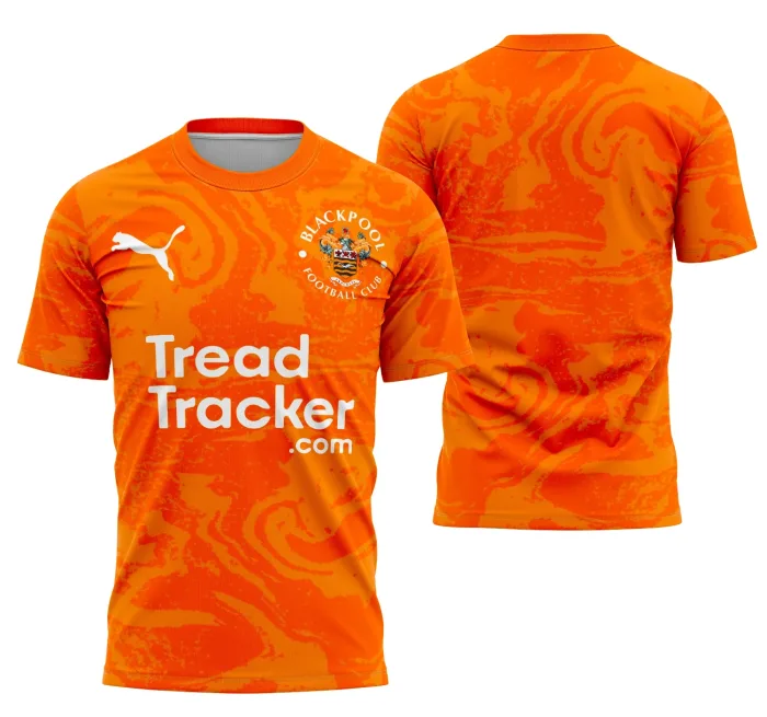 Camiseta preta unissex com logo no peito e estampa grande nas costas, inspirada na Interclasse Blackpool Fc, perfeita para fãs do clube e eventos esportivos.