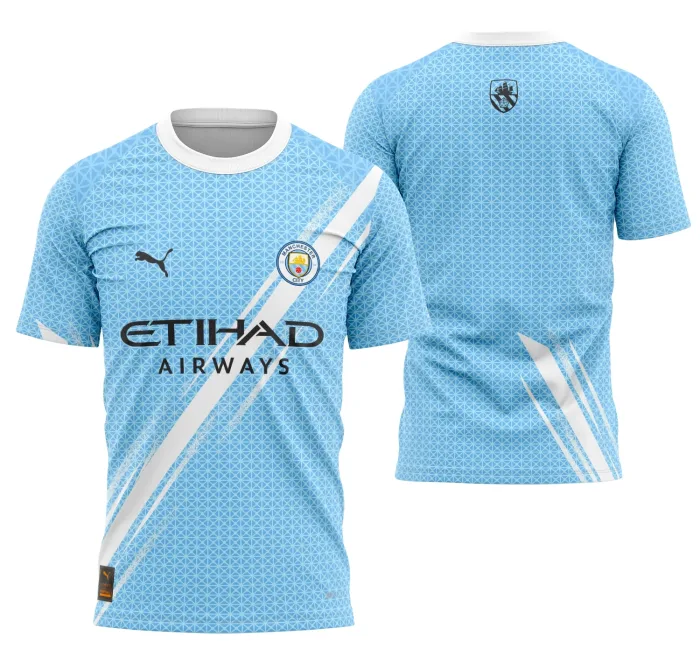 Camisa unissex preta com logo no peito e estampa grande nas costas, inspirada na Casa do Manchester City 25-26, estilo moderno e vibrante para fãs do futebol.