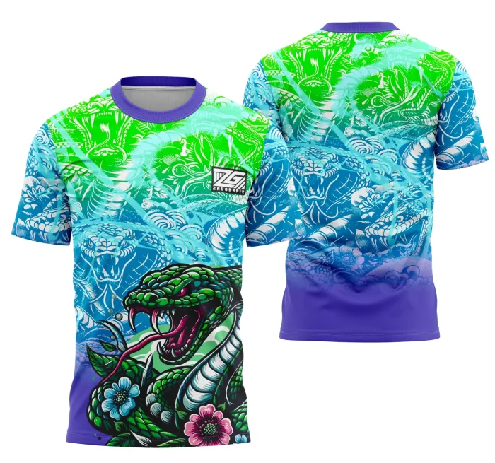 Camiseta unissex preta com logo no peito e estampa grande nas costas mostrando uma cobra japonesa envolvente, perfeita para fãs de cultura oriental e estilo marcante.