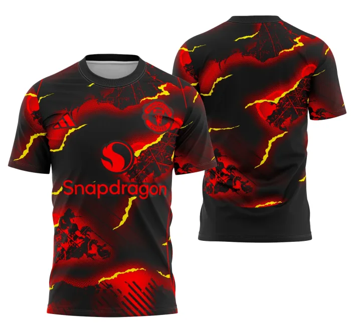 Camiseta unissex preta com logo no peito e estampa grande nas costas, tema Interclasse Conceito do Manchester United, perfeita para fãs do futebol.