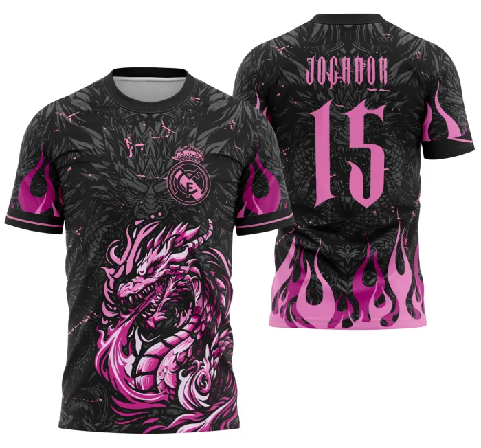 Camiseta unissex preta com logo no peito e estampa grande nas costas mostrando o Dragão Rosa do Interclasse 2026, ideal para fãs de design moderno e vibrante.
