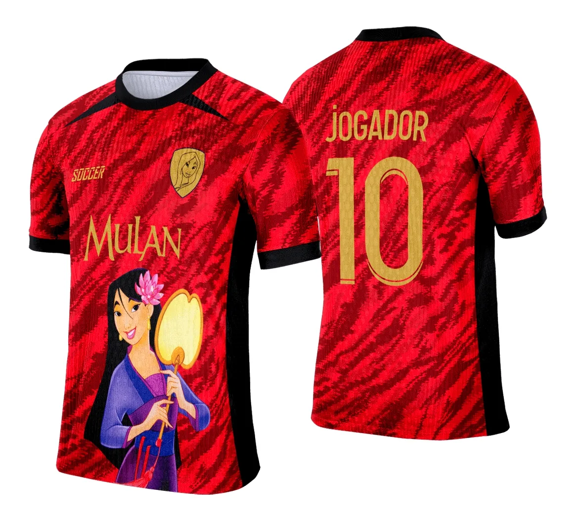 Camiseta unissex preta com logo no peito e estampa grande nas costas inspirada em Mulan para evento interclasse, design vibrante e moderno.