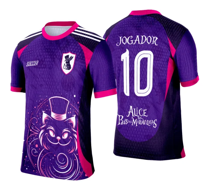 Camiseta unissex preta com logo no peito e estampa grande nas costas inspirada em Alice no País das Maravilhas, ideal para eventos e confraternizações, visual moderno e descontraído.