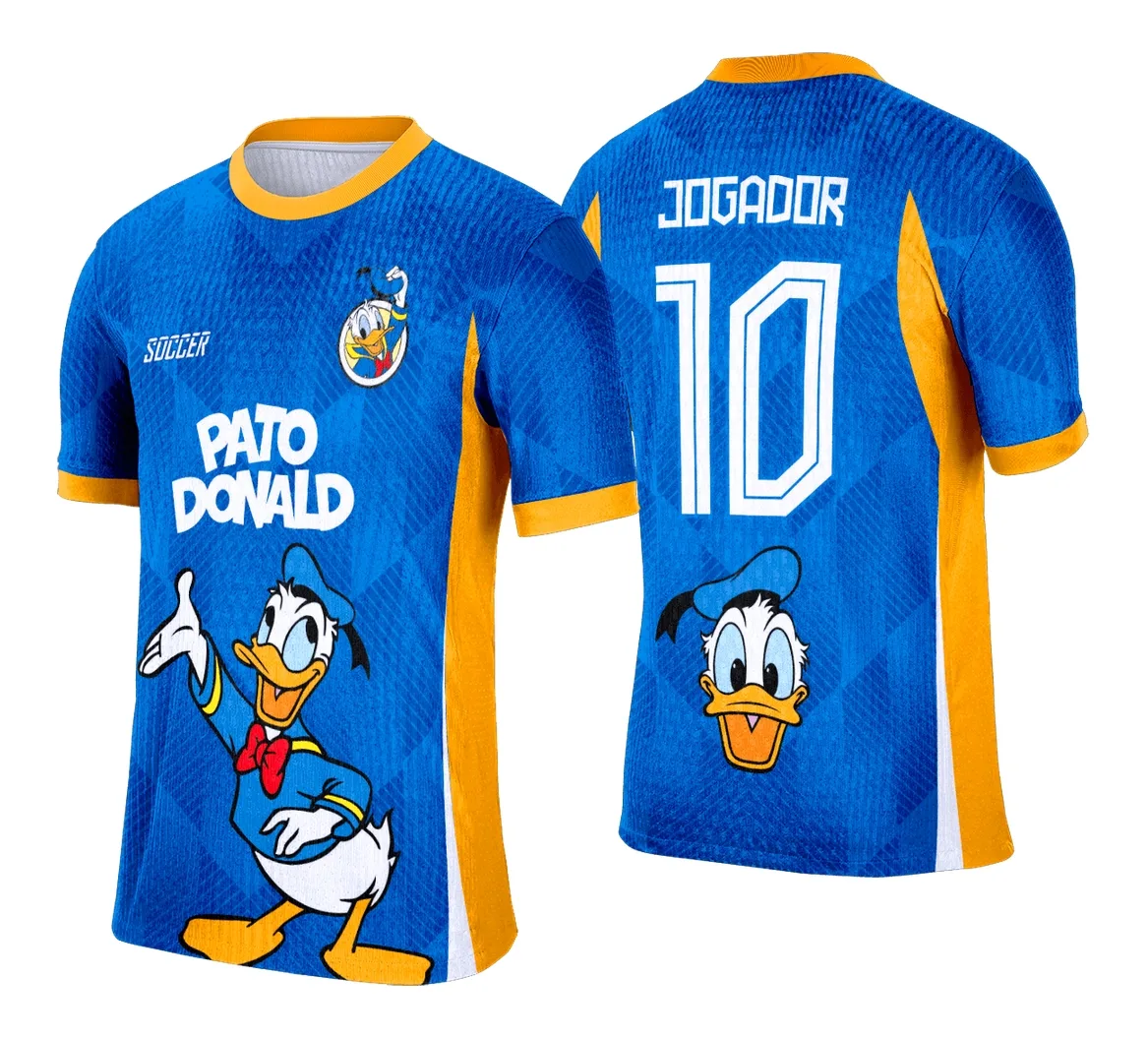 Camiseta unissex branca com logo no peito e estampa grande nas costas relacionada ao Pato Donald, estilo Interclasse, perfeita para fãs e eventos temáticos.
