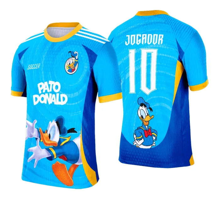 Camiseta unissex preta com logo no peito e estampa grande nas costas do Pato Donald em clima de interclasse, ideal para quem ama personagens clássicos e estilo retrô.