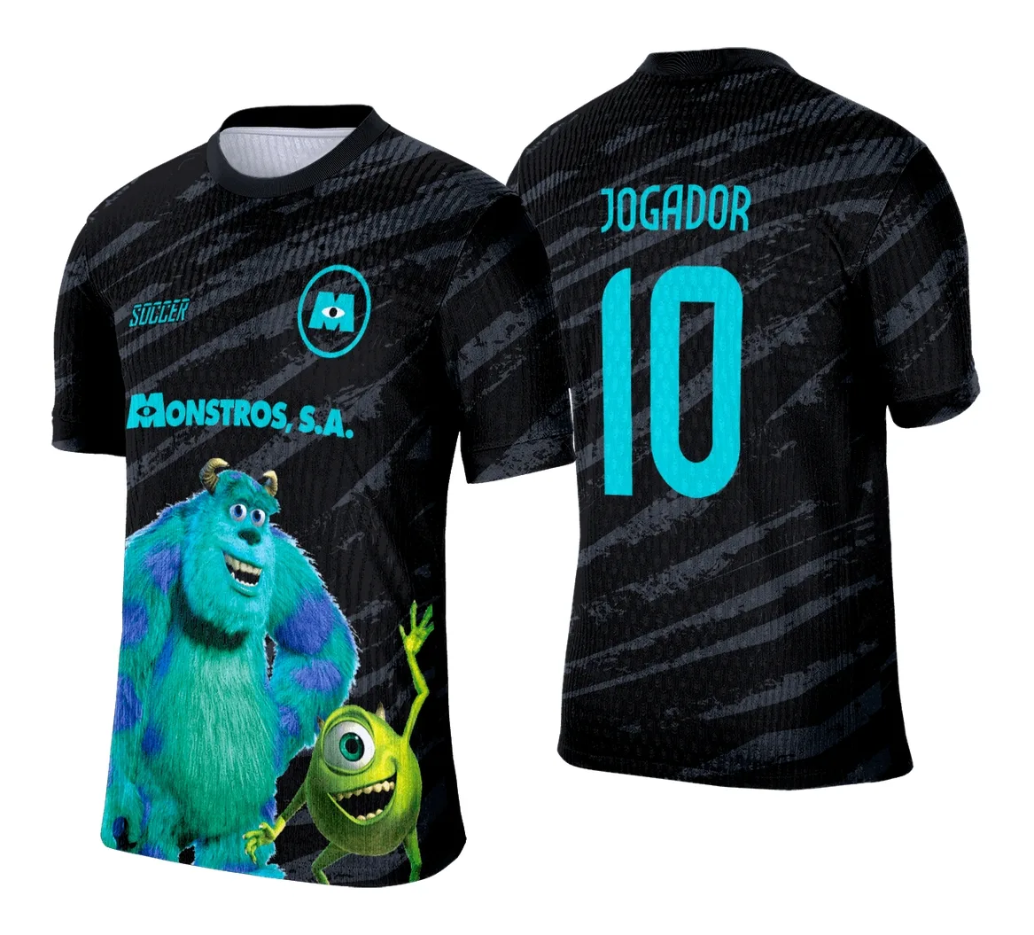 Camiseta unissex preta com logo no peito e estampa grande nas costas inspiradas em Monstros S.A, perfeita para fãs, estilo casual e conforto elevado em evento ou dia a dia.