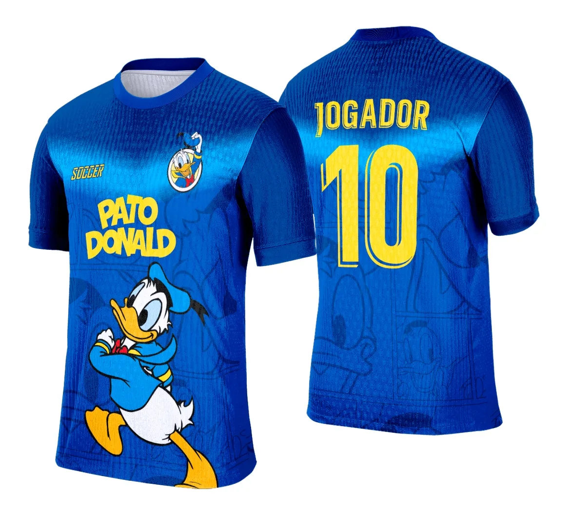 Camiseta unissex preta com logo no peito e estampa grande nas costas inspirada no Pato Donald, combinando conforto e estilo para qualquer ocasião.