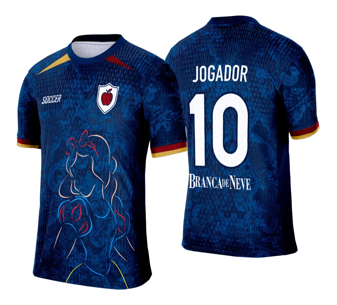 Camiseta unissex branca com logo no peito e estampa grande nas costas inspirada em Branca de Neve, ideal para usar em eventos interclasse ou como peça temática.